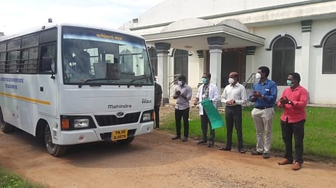 திருவாரூரிலிருந்து சென்னைக்கு சிகிச்சைக்கு செல்லும் குழந்தைகளை அனுப்பி வைத்த மருத்துவக் கல்லூரி துணை முதல்வா் ராஜாராமன்.