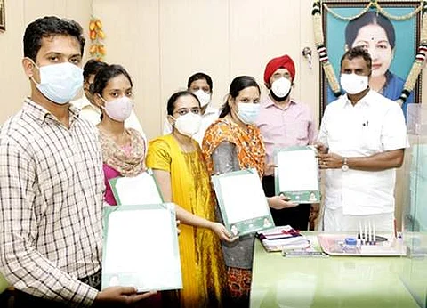 பணி நியமன ஆணையை வழங்கிய உள்ளாட்சித் துறை அமைச்சர் எஸ்.பி.வேலுமணி.