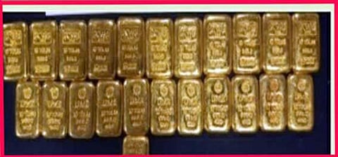 ஆறு கோடி ரூபாய் மதிப்புள்ள தங்கக் கட்டிகளுடன் மும்பை போரிவலி ரயில் நிலையத்தில் இருவர் கைது செய்யப்பட்டுள்ளனர். (கோப்புப்படம்)