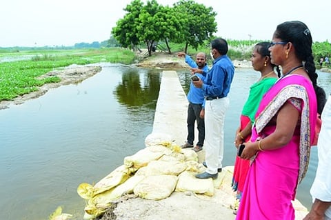 உடைப்பு ஏற்பட்ட பழையகாயல் குளம்.