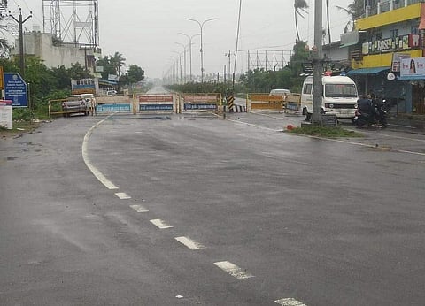 விழுப்புரம் மாவட்டத்தில் எ.சி.ஆர். சாலையில் புதுச்சேரிக்கு செல்ல முடியாத வகையில் போக்குவரத்தை தடை செய்ய சின்ன கோட்டக்குப்பம் பகுதியில் அமைக்கப்பட்டுள்ள சாலை தடுப்புகள்.