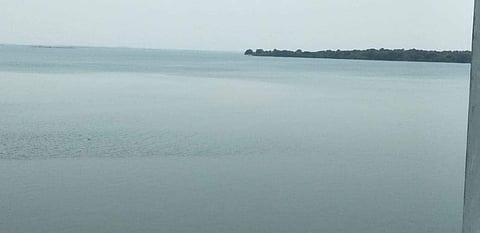 திருவள்ளூர் பகுதியில் தொடர்மழையால் நீர்மட்டம் உயர்ந்து கடல் போல் காட்சியளிக்கும் பூண்டி ஏரி.