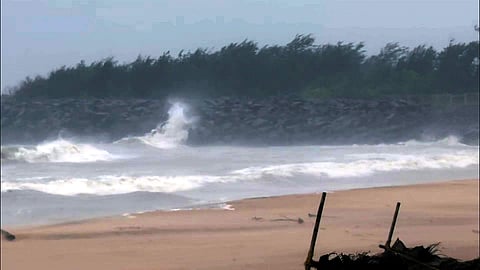 நெருங்கும் நிவர்: மாமல்லபுரத்தை மிரட்டும் பலத்த காற்று, ராட்சத அலைகள் (விடியோ)