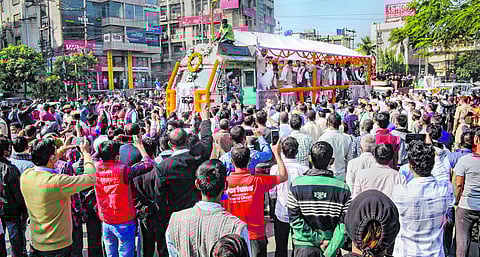 அஸ்ஸாம் முன்னாள் முதல்வர் தருண் கோகோய் உடலுக்கு பொதுமக்கள் அஞ்சலி
