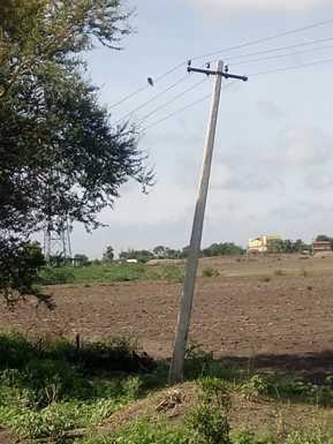 அருப்புக்கோட்டை ராமசாமிபுரத்தில் விவசாய நிலமருகே சாய்ந்துள்ள மின்கம்பம்: விவசாயிகள் அச்சம்