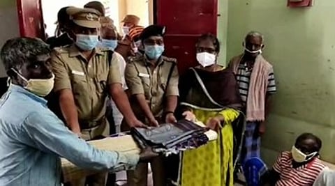 அரியலூா் முகாம்களில் தங்கியுள்ளவா்களுக்கு உதவி