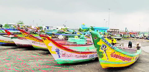 வடசென்னையில் கடல் கொந்தளிப்பு: படகுகளை அப்புறப்படுத்திய மீனவா்கள்