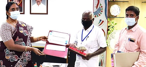 தேசிய அளவில் மீன் வளா்பபில் 3ஆவது பரிசைப் பெற்ற விவசாயி சின்னச்சாமிக்கு செவ்வாய்க்கிழமை பாராட்டு தெரிவித்த ஆட்சியா் மு.விஜயலட்சுமி.