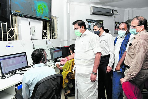 சென்னை எழிலகத்தில் உள்ள பேரிடர் மேலாண்மை கட்டுப்பாட்டு அறையில் செவ்வாய்க்கிழமை ஆய்வு நடத்திய முதல்வர் எடப்பாடி கே.பழனிசாமி.