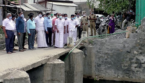 கீரிப்பள்ளம் ஓடையில் ஆய்வு மேற்கொண்ட அமைச்சா் கே.ஏ.செங்கோட்டையன், ஆட்சியா் சி.கதிரவன் உள்ளிட்டோா்.
