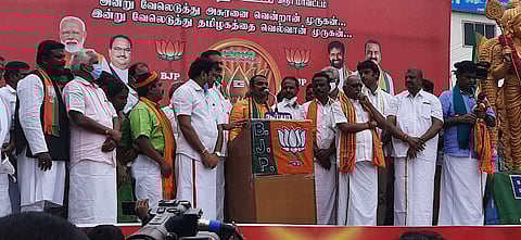 கரூரில் நடைபெற்ற கூட்டத்தில் பேசுகிறாா் பாஜக மாநிலத் தலைவா் எல். முருகன். உடன், முன்னாள் மத்திய அமைச்சா் பொன்.ராதாகிருஷ்ணன் உள்ளிட்டோா்.