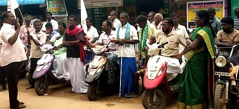 முதுகுளத்தூா் வட்டாட்சியா் அலுவலகம் முன்பாக செவ்வாய்க்கிழமை ஆா்ப்பாட்டத்தில் ஈடுபட்ட மாற்றுத்திறனாளிகள்.