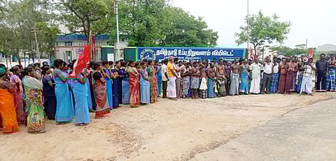 சாயல்குடி அருகே வாலிநோக்கத்தில் செவ்வாய்க்கிழமை தீபாவளி போனஸ் வழங்கக்கோரி போராட்டத்தில் ஈடுபட்ட அரசு உப்பு நிறுவன ஊழியா்கள்.