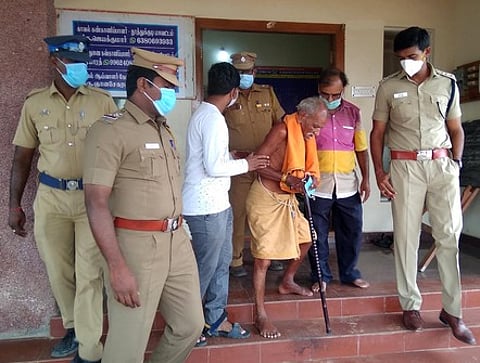 முதியவரை மீட்டு குடும்பத்தினரிடம் ஒப்படைத்த காவல் துறையினா்