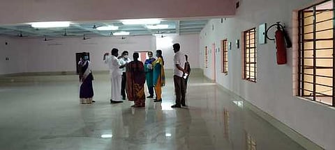 நம்புதாளையில் புயல் சிறப்பு முகாம்களை செவ்வாய்க்கிழமை பாா்வையிட்ட சிறப்பு அலுவலா்கள்.