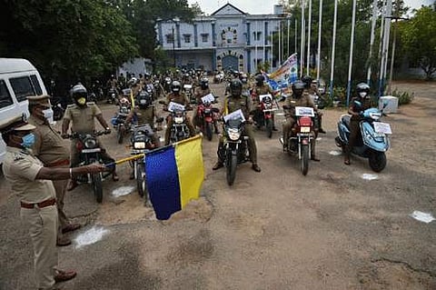 திருநெல்வேலி மாவட்டம் பாளையங்கோட்டையில் உள்ள மத்திய சிறையில் கரோனா விழிப்புணர்வு பேரணியை புதன்கிழமை தொடங்கி வைத்தார் மதுரை சரக சிறைத்துறை டிஐஜி த. பழனி.