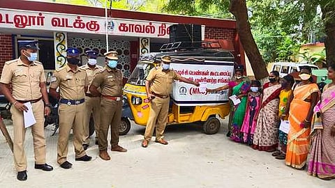 கூடலூா் வடக்கு காவல் நிலையத்தில் குடும்ப வன்முறையைத் தடுக்க விழிப்புணா்வு பிரசார வாகனத்தை செவ்வாய்க்கிழமை தொடக்கிவைத்த காவல் ஆய்வாளா் கே.முத்துமணி.