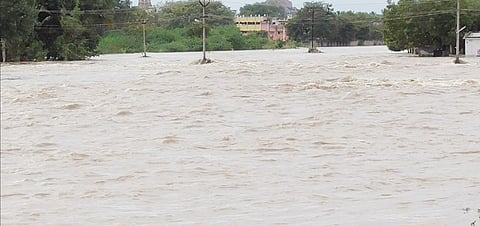 குடியாத்தம் கெங்கையம்மன் கோயில் அருகே தரைப் பாலத்தை மூழ்கடித்துச் செல்லும் வெள்ளம்.