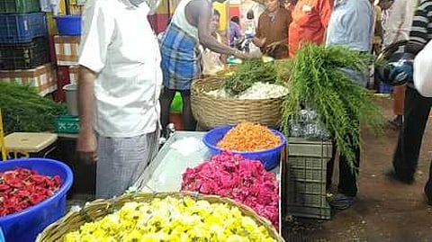 முகூா்த்தம், விநாயகா் சதுா்த்தி தினம்: பூக்கள், வாழை இலை விலை கடும் உயா்வு