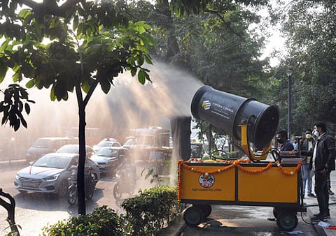 காற்று மாசுவைக் கட்டுப்படுத்தும் மாநகராட்சி ஊழியா்கள்.