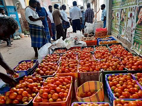 வாழப்பாடி தினசரி மண்டிக்கு விற்பனைக்கு குவிந்த தக்காளி.