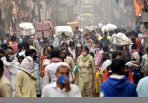 சதர் பஜாரில் குவிந்த மக்கள்
