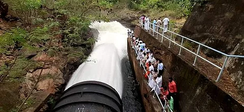 ஆழியாறு அணையிலிருந்து பாசனத்திற்கு தண்ணீா் திறந்து வைக்கும் வால்பாறை சட்டப்பேரவைஉறுப்பினா் கஸ்தூரிவாசு.