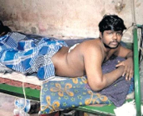 மின்சாரம் பாய்ந்து பாதிக்கப்பட்டு படுக்கையில் உள்ள கதிரவன்.