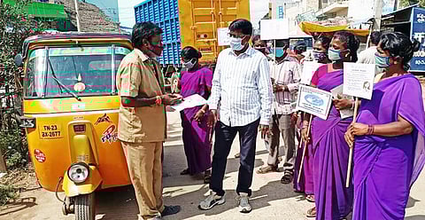 பொதுமக்களிடையே கரோனா பரவல் தடுப்பு குறித்து விழிப்புணா்வு ஏற்படுத்திய நகராட்சி ஆணையா் த. செளந்தரராஜன்.