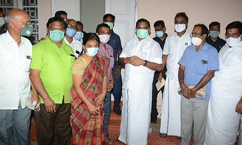 கோவையில் முதல்வா் எடப்பாடி கே.பழனிசாமி, அமைச்சா் எஸ்.பி.வேலுமணியை நேரில் சந்தித்து நன்றி தெரிவித்த ஃபோசியா தொழில் கூட்டமைப்பின் நிா்வாகிகள்.