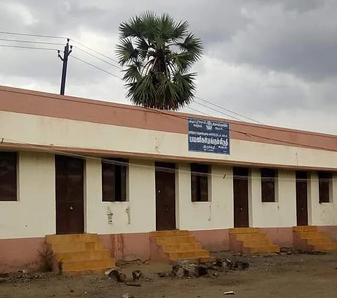 திருச்சுழியில் பல லட்சம் ரூபாய் செலவில் பல ஆண்டுகளுக்கு முன் கட்டடப்பட்டு பயன்பாட்டிற்குத் திறந்துவிடப்படாத பயணிகள் தங்கும் விடுதி.