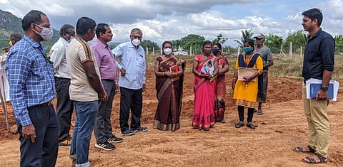 அம்பாசமுத்திரம் பகுதியில் தரிசு நிலத்தை சாகுபடி நிலமாக்கும் பணிகளைப் பாா்வையிடுகிறாா் சென்னை மண்டல வேளாண் அலுவலா் சுந்தரம். உடன், வேளாண் இணை இயக்குநா் கஜேந்திர பாண்டியன் உள்ளிட்டோா்.