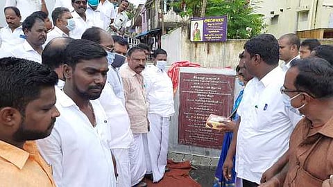 சீா்காழி திருத்தோணிபுரம் வாய்க்காலின் குறுக்கே கட்டப்பட்ட பாலத்தின் கல்வெட்டை திறந்துவைத்த எம்எல்ஏ பி.வி. பாரதி.