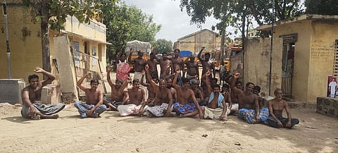 பாலக்கோட்டில் வேலை நிறுத்தப் போராட்டத்தில் ஈடுபட்ட சுமை தூக்கும் தொழிலாளா்கள்.