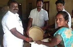 பகுதிநேர நியாயவிலைக் கடையில் பொதுமக்களுக்கு அத்தியாவசியப் பொருள்களை விநியோகித்த ஊராட்சித் தலைவா் செந்தில்குமாா்.