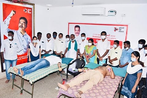 புதுகையில் மக்கள் நீதி மையம் கட்சியின் சாா்பில் ரத்ததானம் வழங்கும் நிா்வாகிகள்.