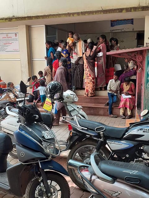 உத்தமபாளையம் ஆதார் மையத்தில் சமூக இடைவெளியின்றி கூட்டமாக குவிந்த பொதுமக்கள்.