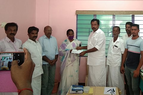 தூத்தூா் மீனவா் குடும்பத்துக்கு எம்.எல்.ஏ. ரூ. 50 ஆயிரம் நிதி அளிப்பு