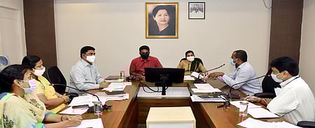 சாலையோர வியாபாரிகளுக்கு வங்கிக் கடன்:ஆணையா் தலைமையில் ஆய்வுக் கூட்டம்