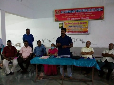 கூட்டத்தில் பேசுகிறாா் காவல் ஆய்வாளா் ஆடிவேல்.