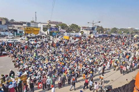 தில்லி சிங்கு எல்லைப் பகுதியில் திங்கள்கிழமை தொடர் போராட்டத்தில் ஈடுபட்ட விவசாயிகள்.