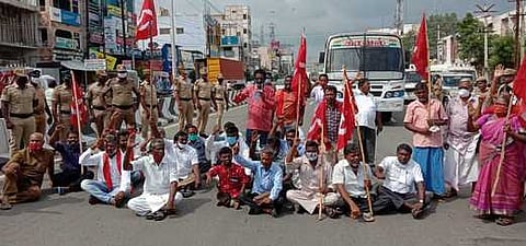 மாா்க்சிஸ்ட் கம்யூ. கட்சியினா் மறியல்; 40 போ் கைது