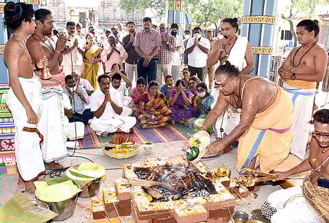 பசுபதீசுவரா் கோயிலில் கும்பாபிஷேக ஹோமங்கள் தொடக்கம்