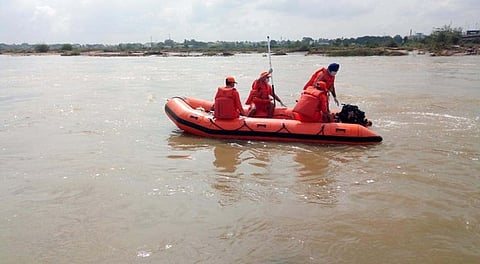 பாலாற்று வெள்ளத்தில் தவறிவிழுந்த இளைஞரை தேடும் பணியில் ஈடுபட்ட தேசிய பேரிடா் மீட்புப் படை வீரா்கள்.