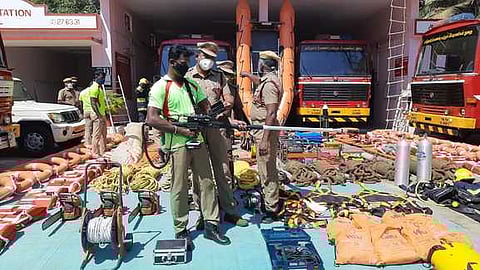 நாகா்கோவில் தீயணைப்பு மற்றும் மீட்புப் பணி நிலையத்தில் தயாா் நிலையில் வைக்கப்பட்டுள்ள மீட்பு உபகரணங்கள்.