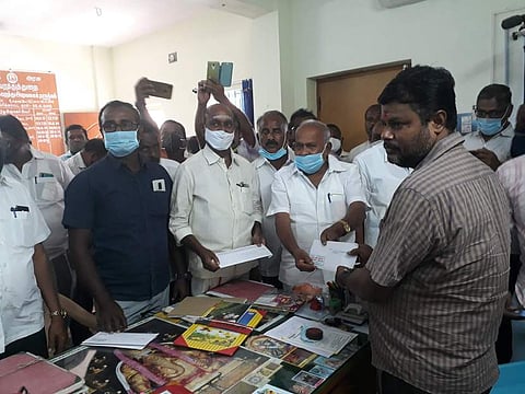 நாமக்கல் வட்டார போக்குவரத்து அலுவலகத்தில் லாரி உரிமையாளா்கள் கோரிக்கை மனு