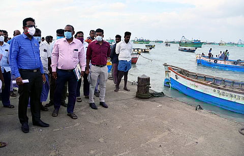 ‘புரெவி’ புயலால் கனமழை எச்சரிக்கை: ராமேசுவரத்தில் கண்காணிப்பு அலுவலா் ஆய்வு