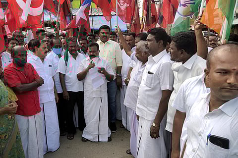 சாத்தூா் நகராட்சியைக் கண்டித்துதிமுக கூட்டணிக் கட்சிகள் ஆா்ப்பாட்டம்