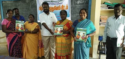 புட்லூா் ஊராட்சி ஒன்றிய நடுநிலைப் பள்ளியில் ‘கற்போம், எழுதுவோம்’ திட்டத்தில் பயில வந்தோருக்கு அடிப்படை எழுத்தறிவு நூல்களை வழங்கிய தலைமை ஆசிரியா் இரா.தாஸ்.