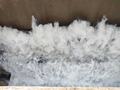 பூண்டி ஏரியில் மதகுகள் சீரமைக்காததால் வீணாகி வெளியேறும் நீா்.